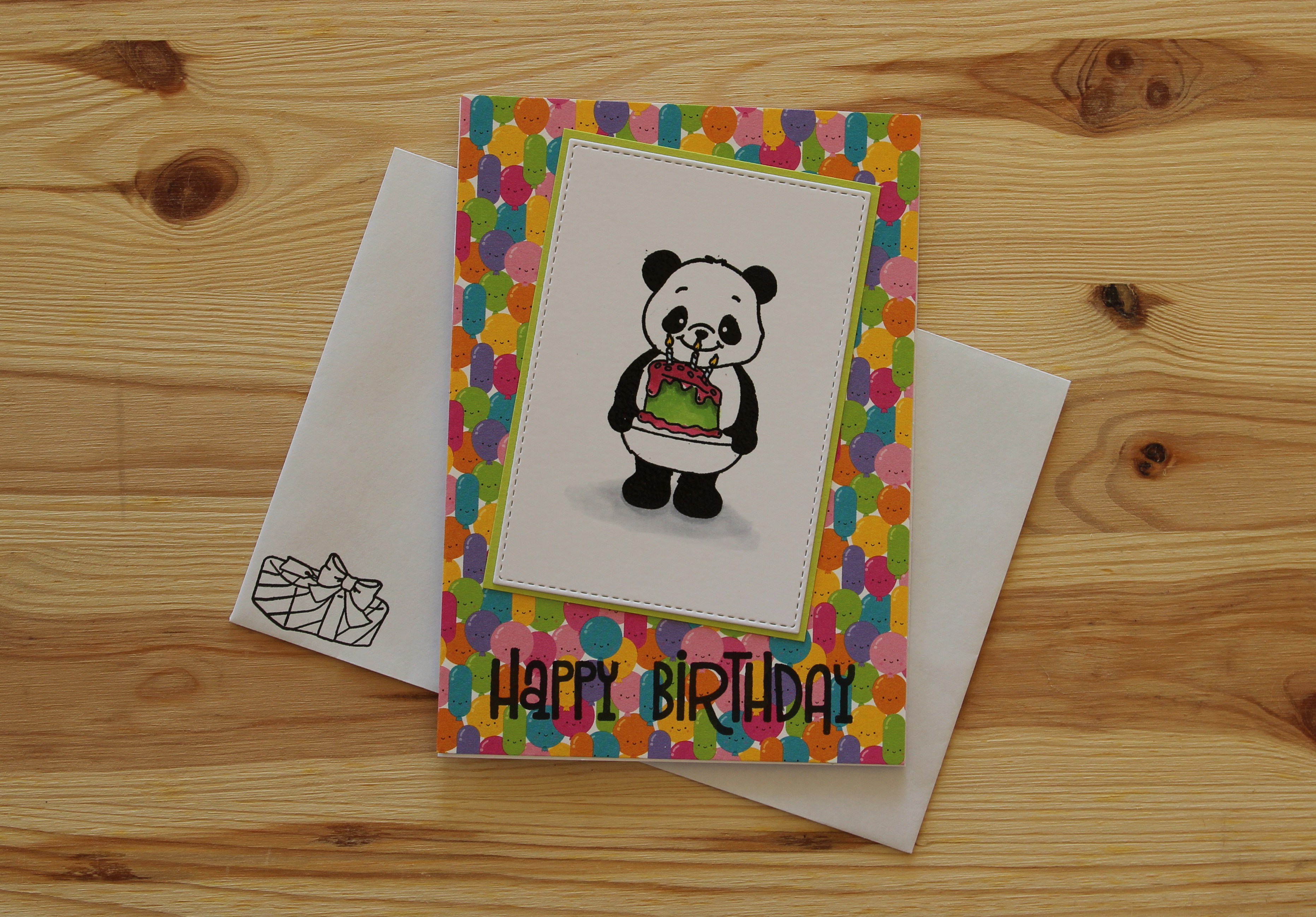 Pandabär bringt Geburtstagskuchen Happy Birthday